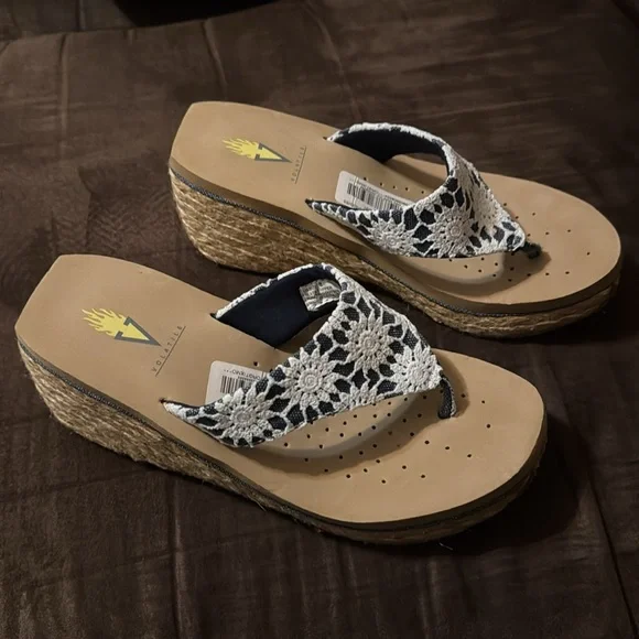 *NWT Volatile, size 8, blue and white - Picture 2 of 8